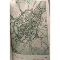 Over stadsontwikkeling tusschen Loire en Rijn gedurende de...