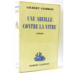 Une abeille congre la vitre