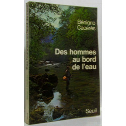 Des hommes au bord de l'eau
