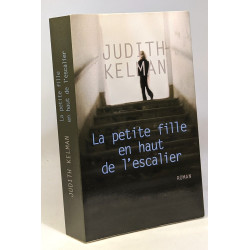 La petite fille en haut de l'escalier