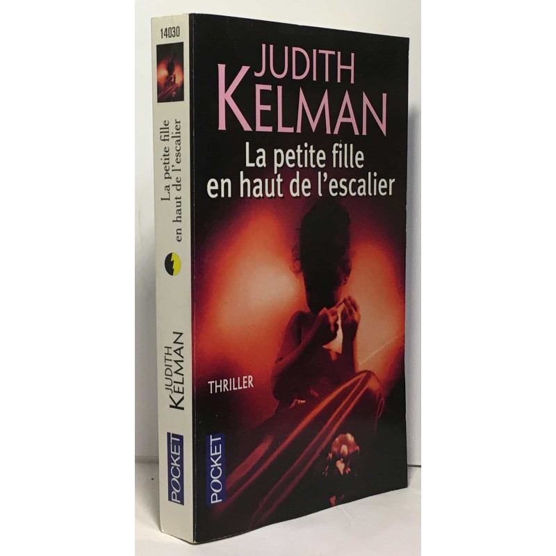 La petite fille en haut de l'escalier