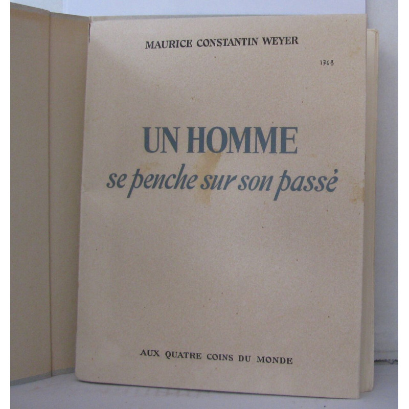 Un homme se penche sur son passé