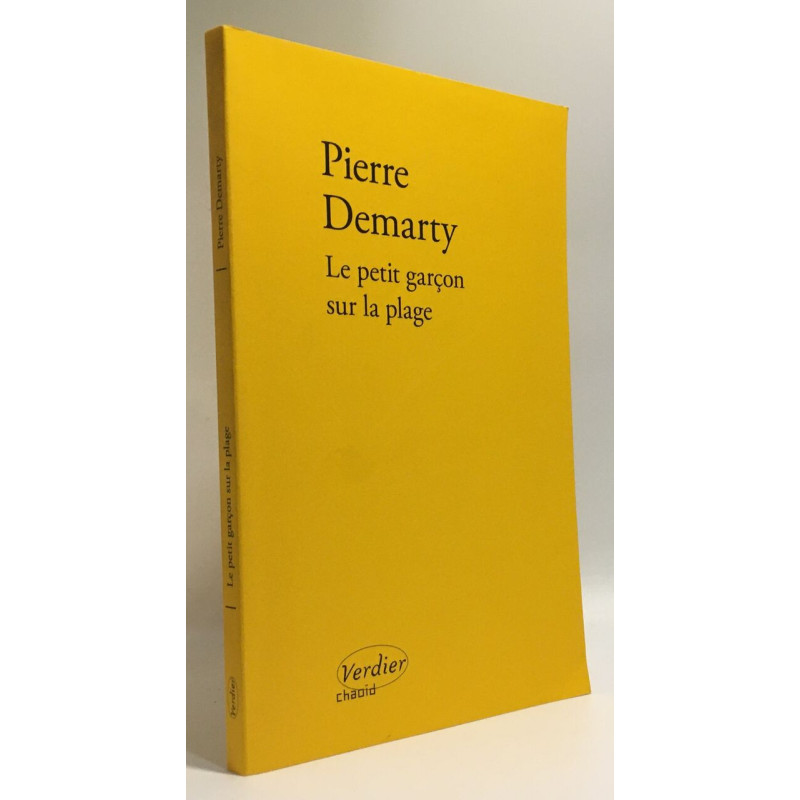 Le petit garçon sur la plage