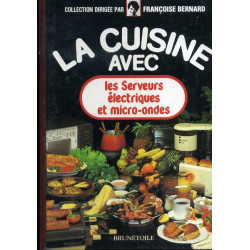 La cuisine avec les serveurs électriques et micro-ondes