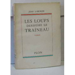 Les loups derrière le traineau