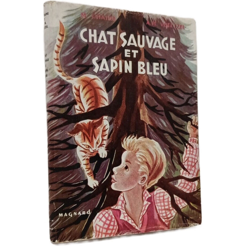 Chat sauvage et sapin bleu