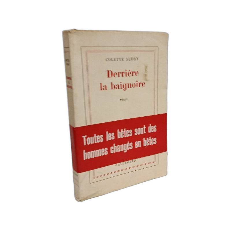 Derrière la baignoire